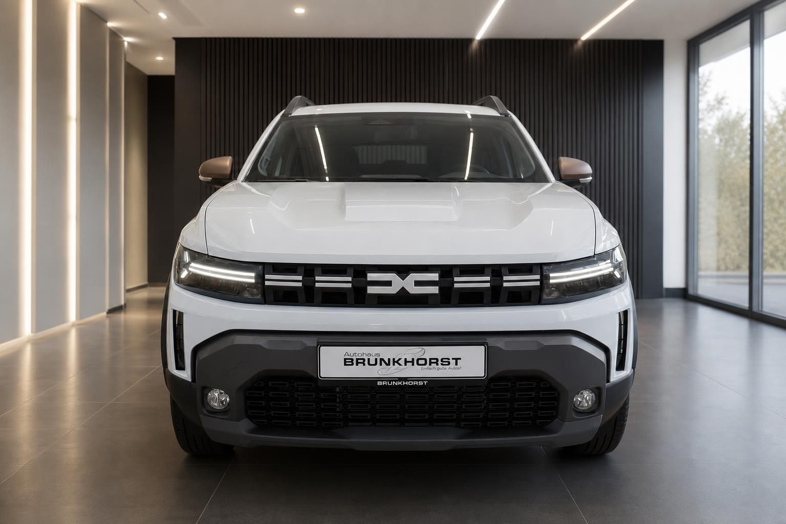 Dacia Duster weiß, Frontansicht im Autohaus Brunkhorst Showroom