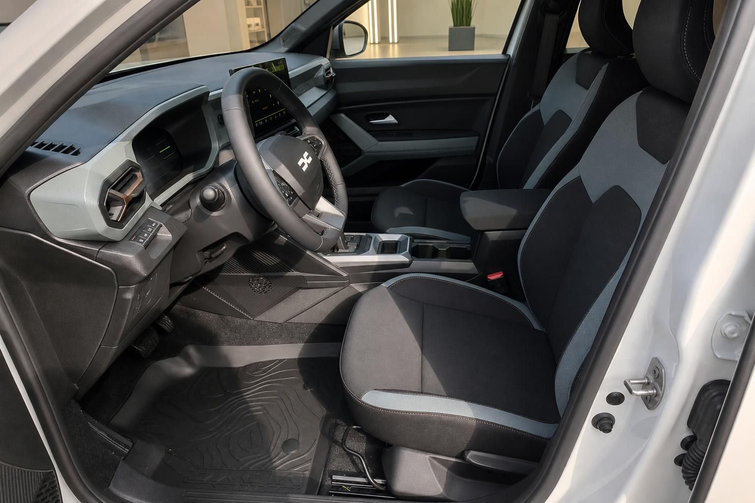 Dacia Duster Innenraum mit Vordersitzen und Armaturenbrett im Detail