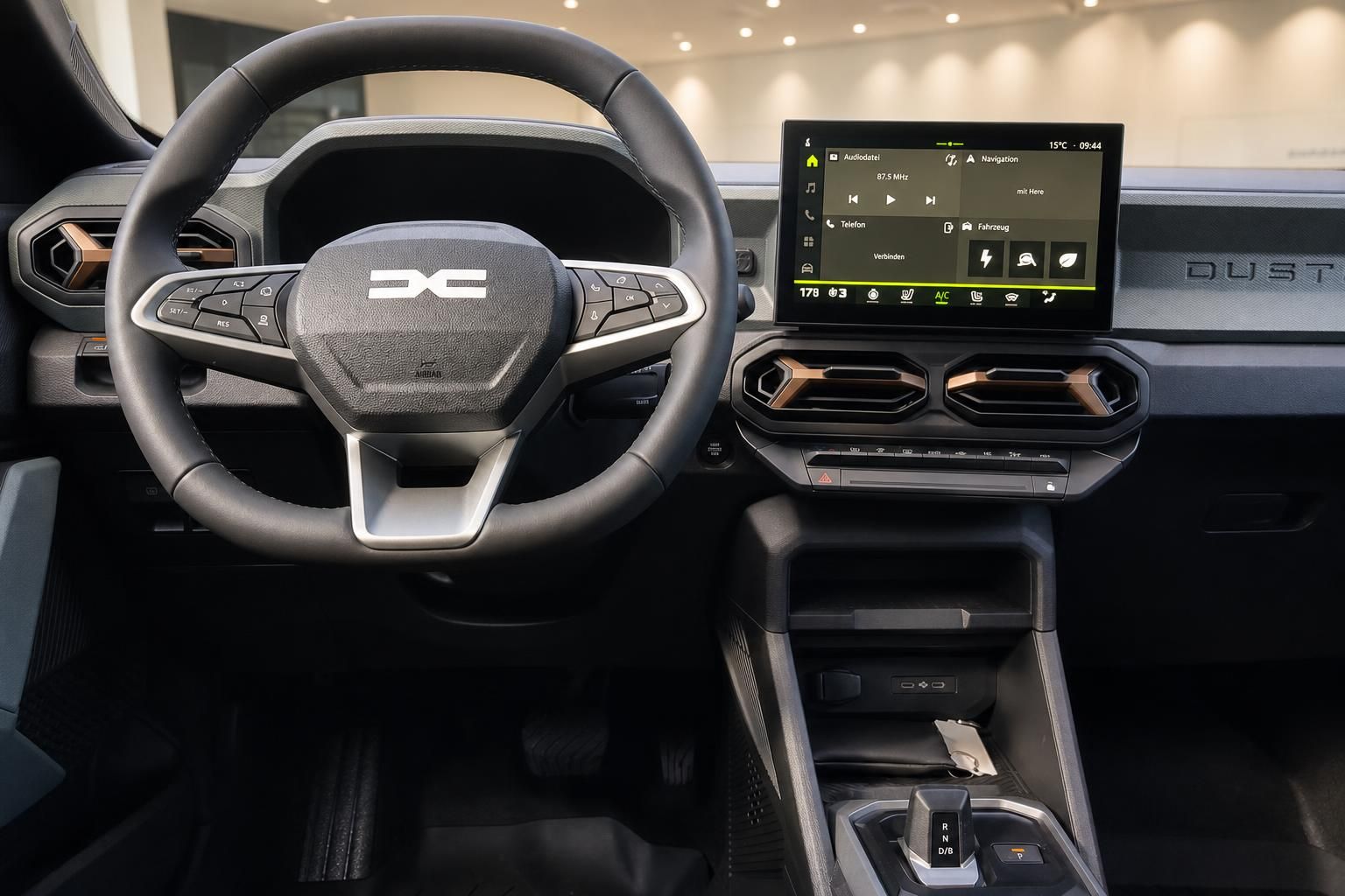Dacia Duster Cockpit mit Lenkrad und Infotainment-Display, Innenraum