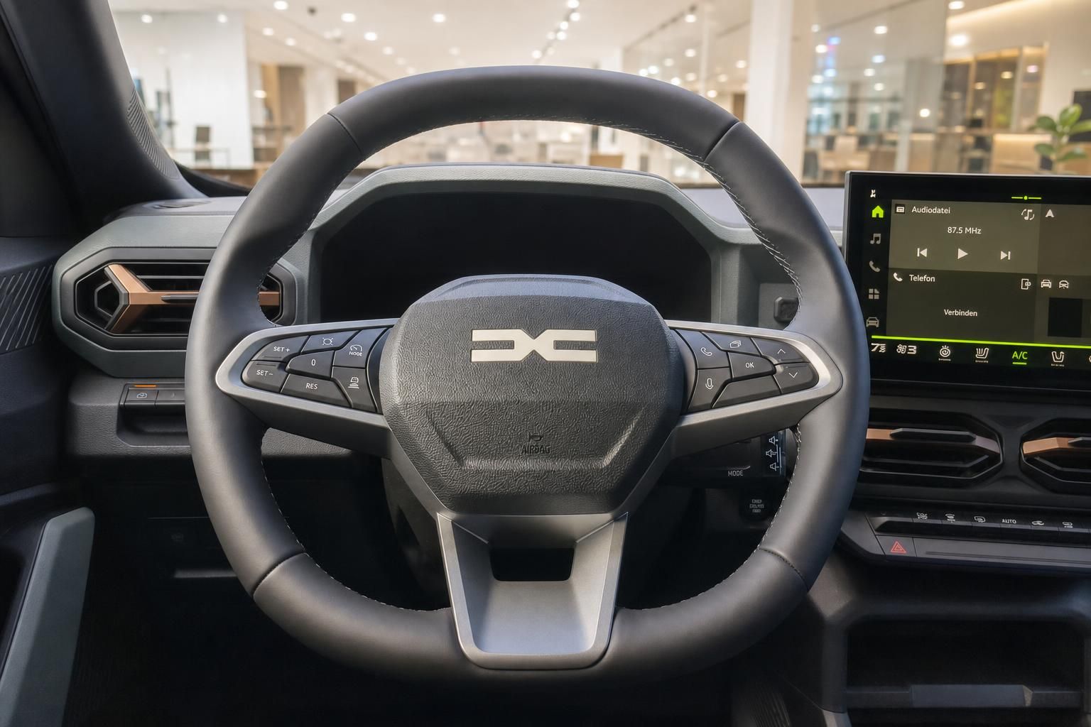 Dacia Duster Innenraum: Lenkrad mit Bedienelementen und Infotainment-Display