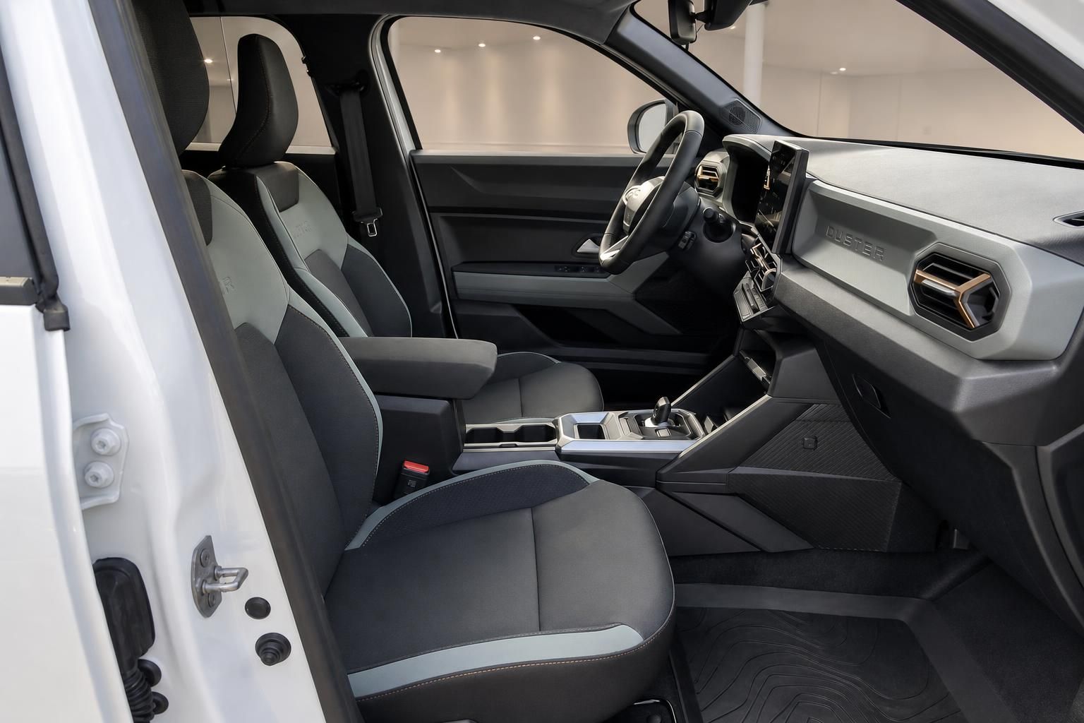 Dacia Duster Cockpit und Vordersitze mit Blick durch die Fahrertuer