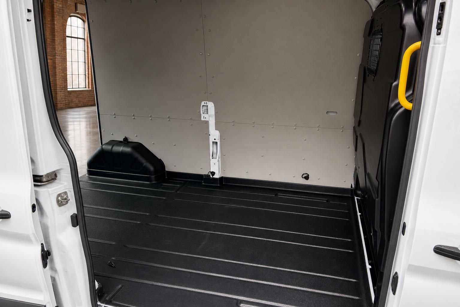 Laderaum eines Transporter-Kastenwagens mit schwarzem Boden und verkleideten Wänden