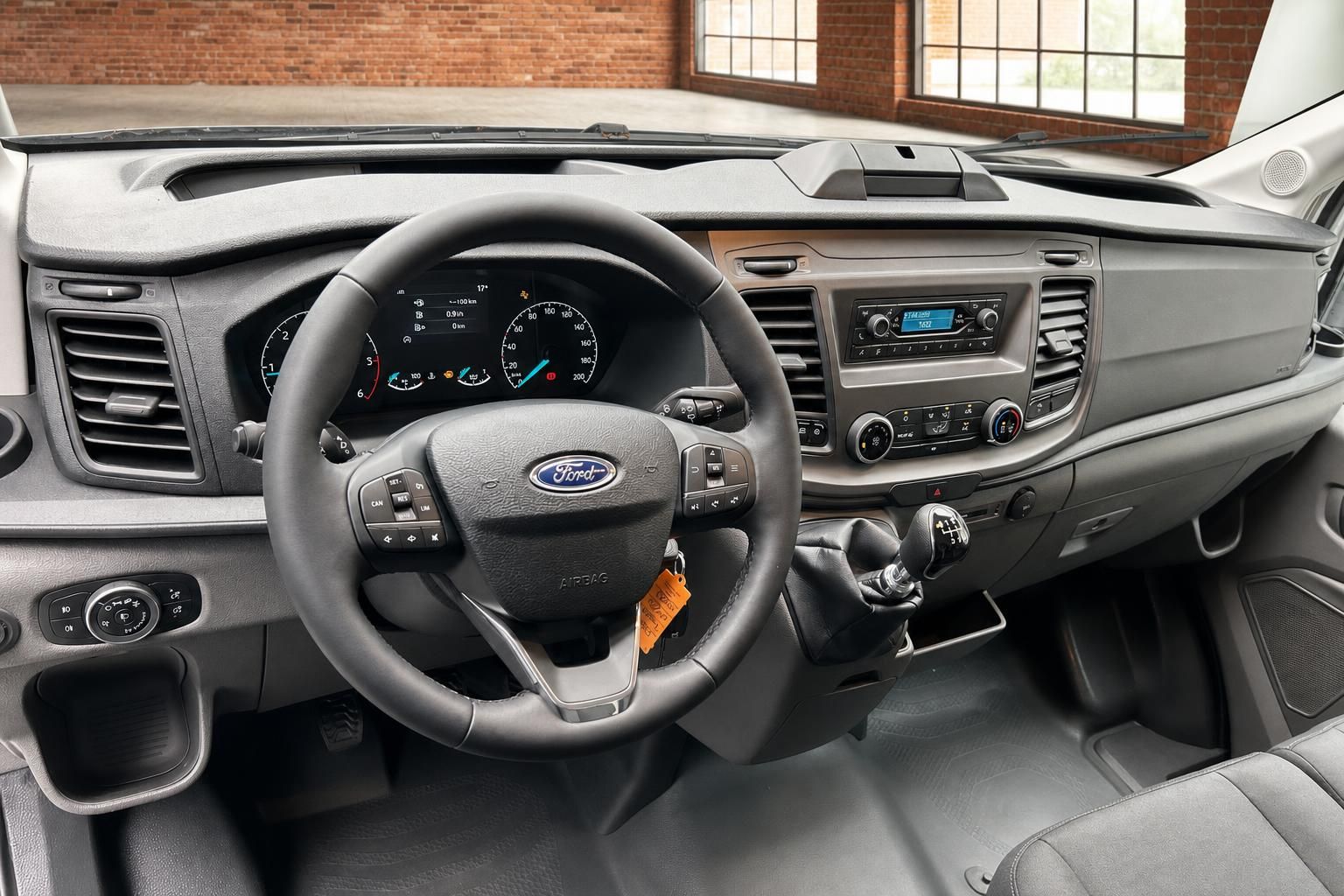 Ford Transit Cockpit mit Lenkrad, Kombiinstrument, Radio und Schaltgetriebe