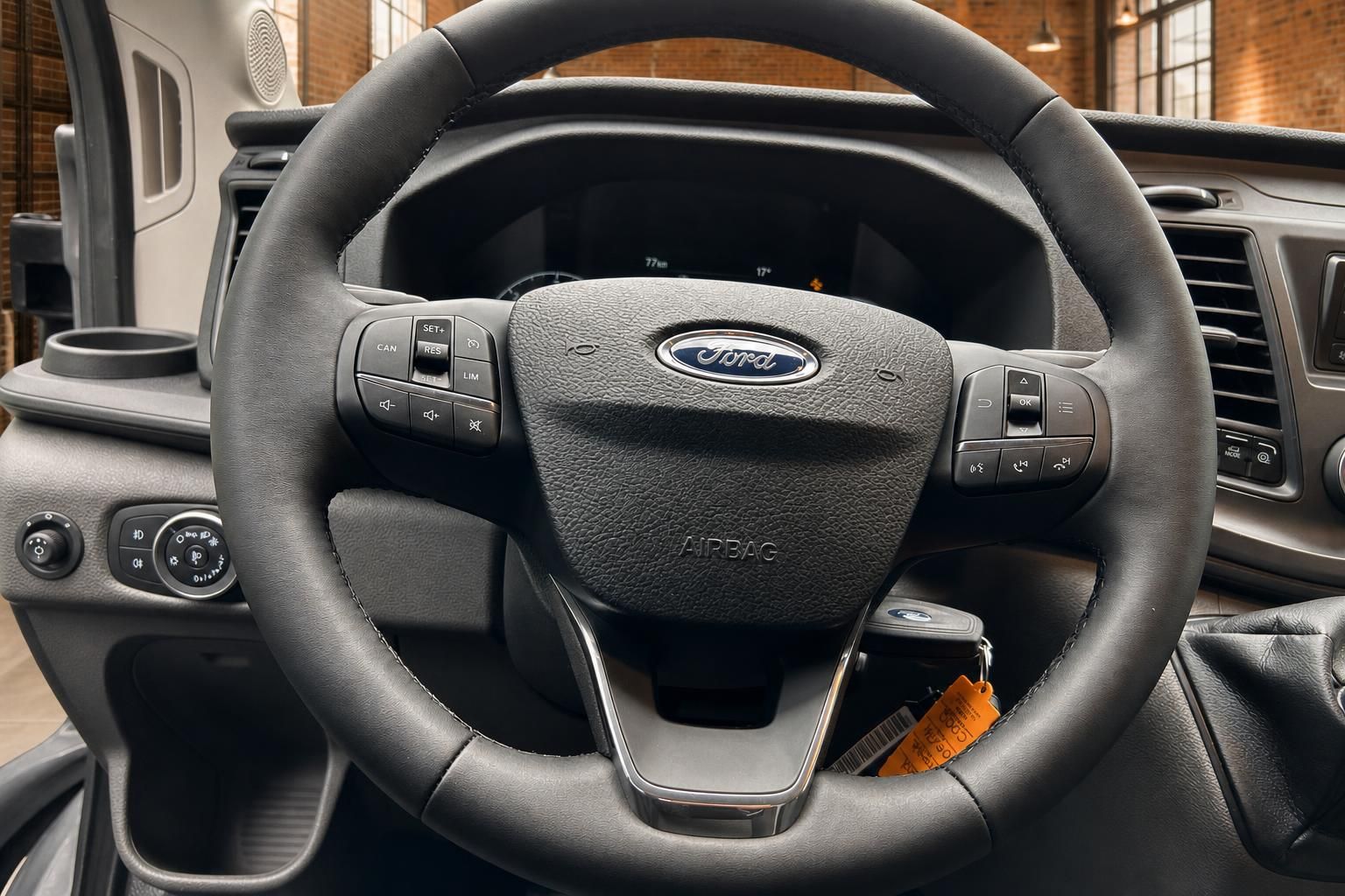Ford Transit Lenkrad Nahaufnahme mit Multifunktionstasten und Airbag-Logo