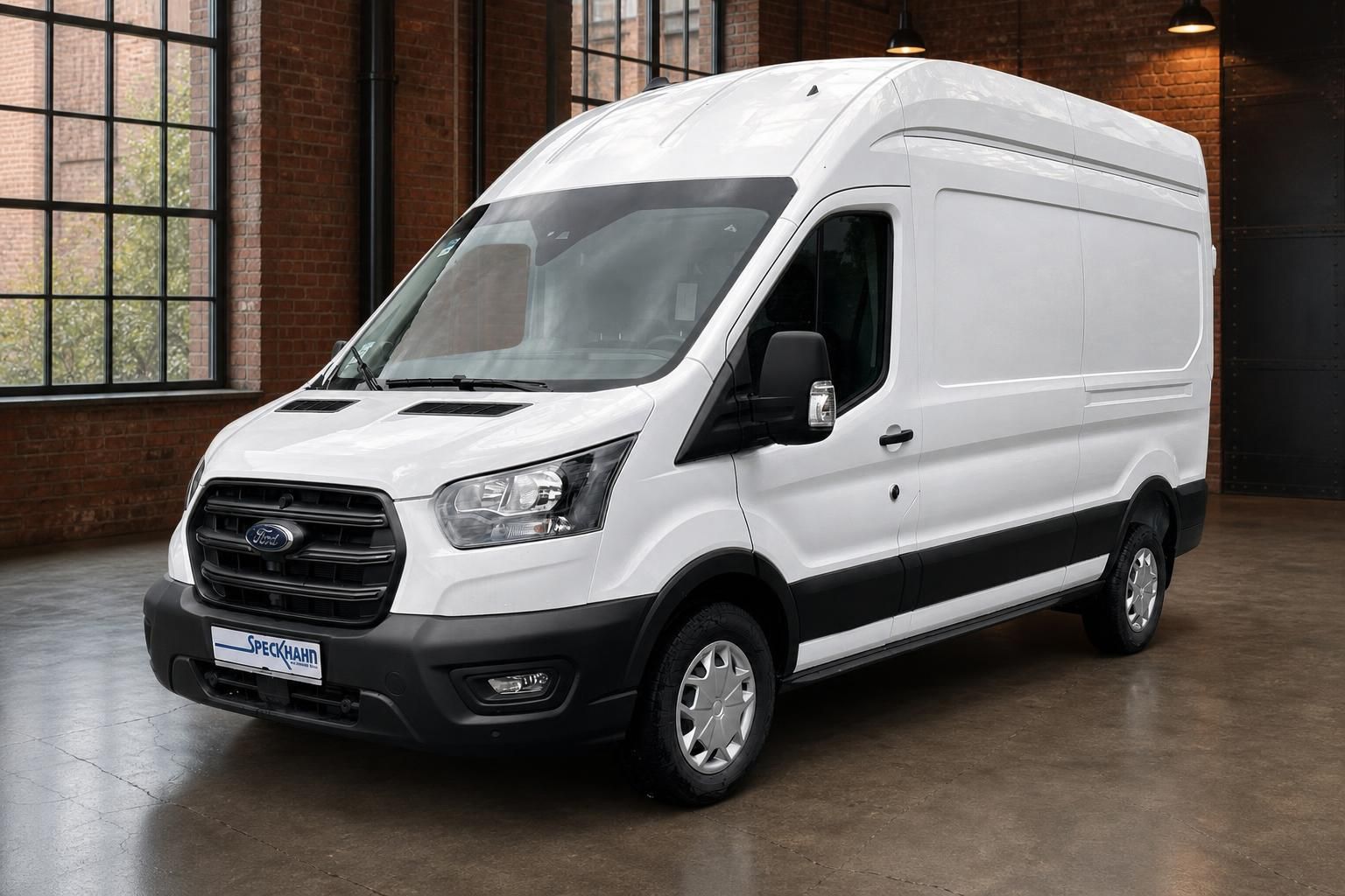 Ford Transit Kastenwagen weiß Frontansicht schräg rechts – Hochdach Nutzfahrzeug Studioaufnahme