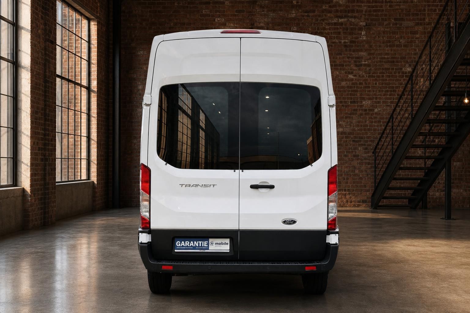 Ford Transit Kastenwagen weiß direkte Heckansicht – Hochdach Transporter mit großem Heckfenster