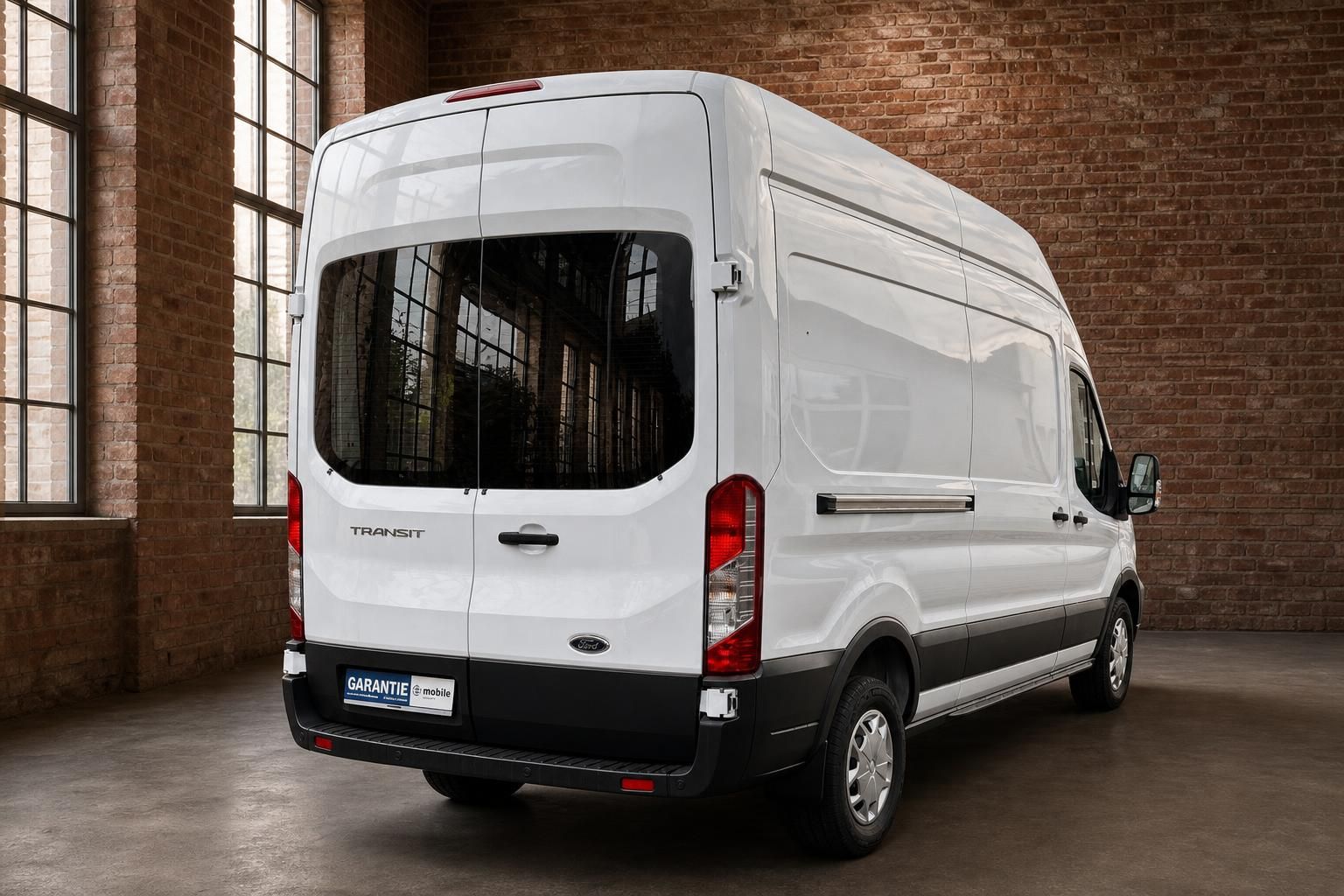 Ford Transit Kastenwagen weiß Heckansicht schräg links – Hochdach Transporter mit Hecktüren