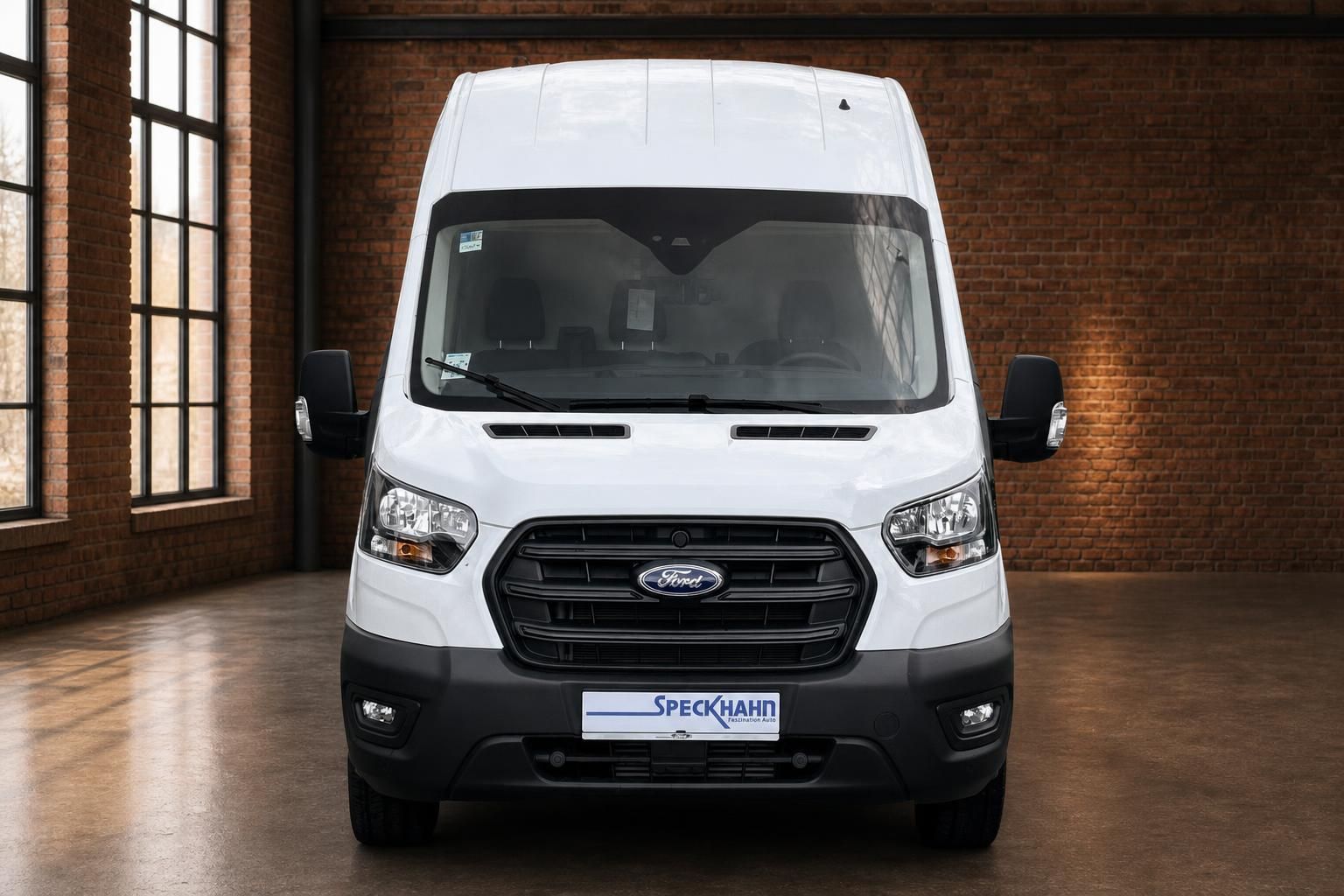 Ford Transit Kastenwagen weiß Frontansicht – Transporter mit Hochdach im Innenraum