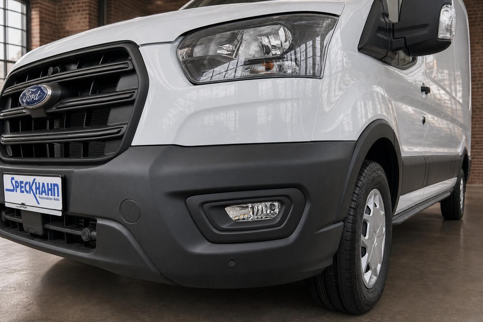 Ford Transit Kastenwagen weiß – Frontdetail mit Scheinwerfer, Kühlergrill und Nebelscheinwerfer