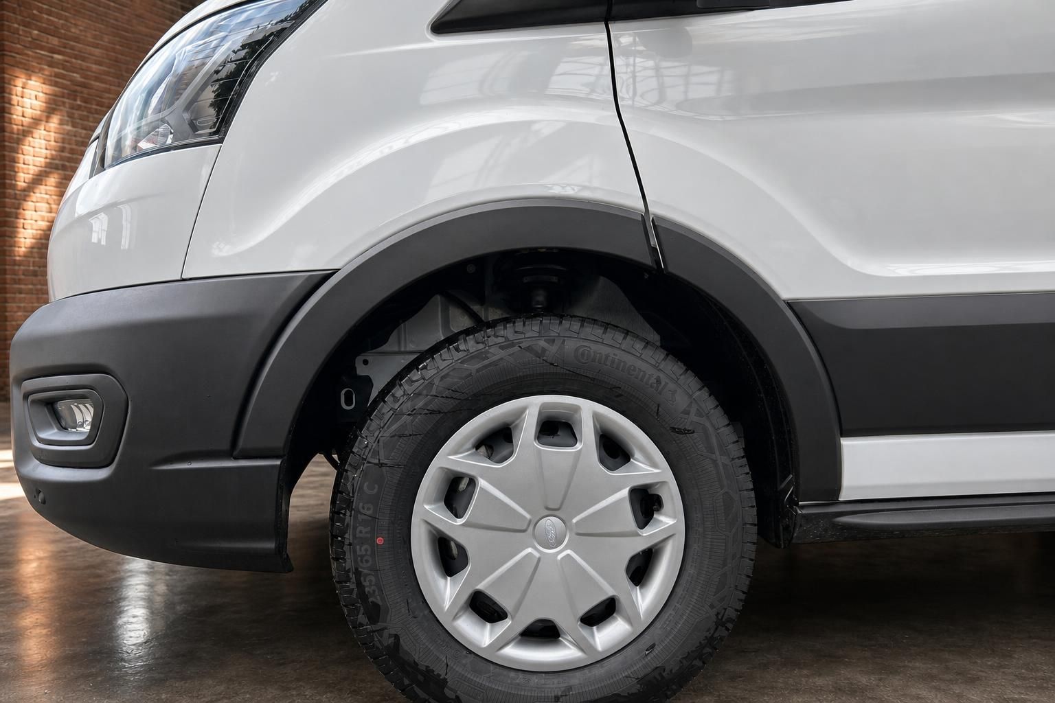 Ford Transit Vorderrad mit Continental-Reifen und Radkappe – Detailaufnahme Radhaus