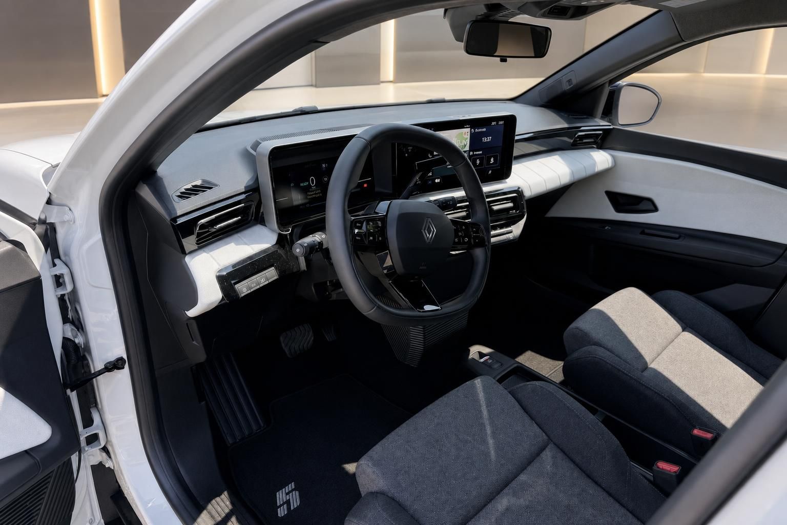 Renault Innenraum mit geöffneter Tür und Cockpit