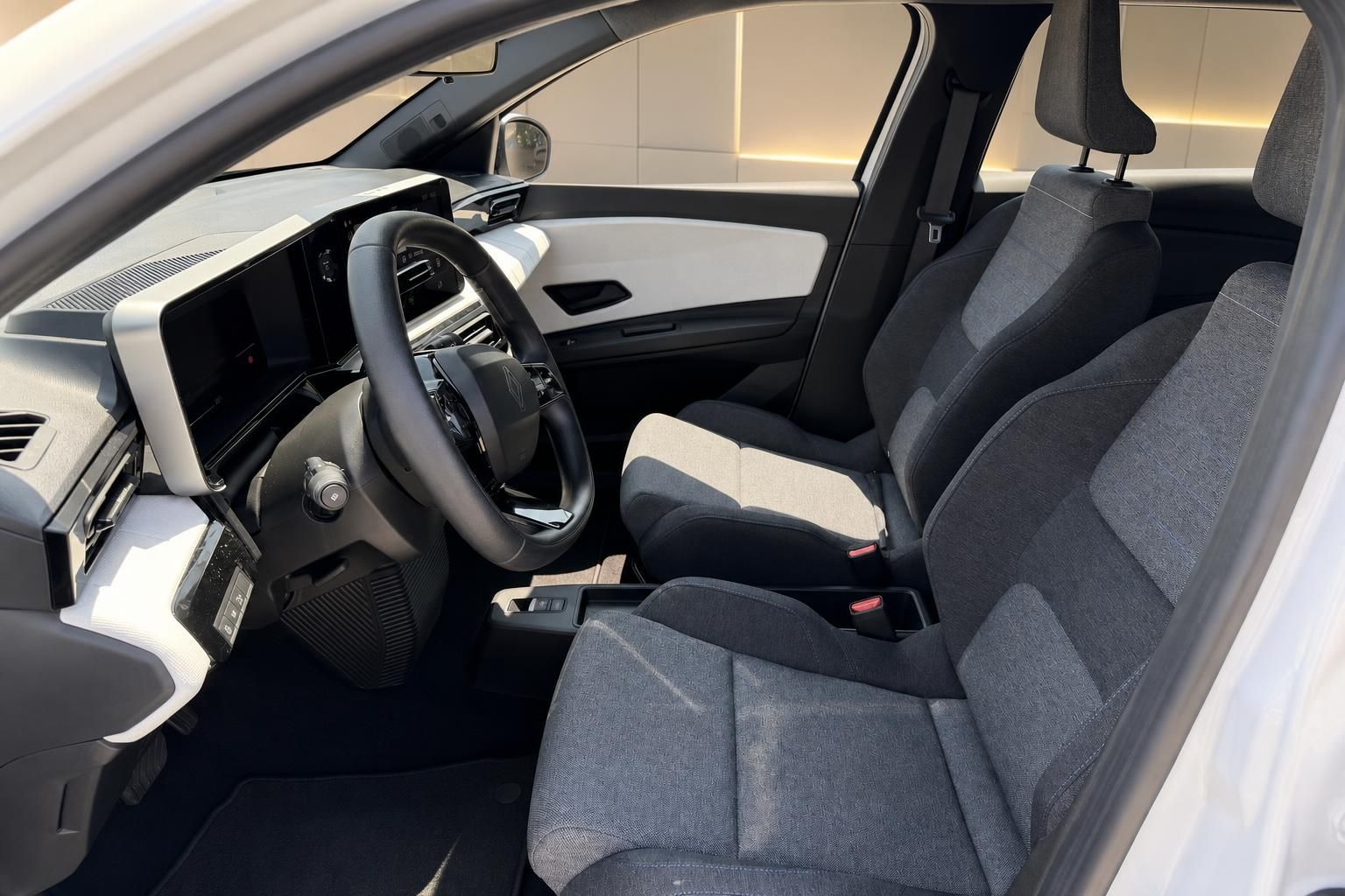 Renault Innenraum mit Vordersitzen und Armaturenbrett