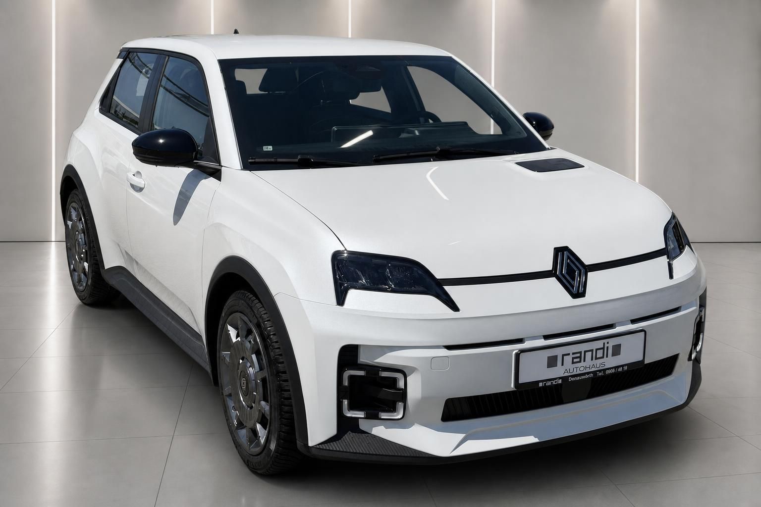 Renault 5 E-Tech Weiß, Frontansicht schräg im Showroom
