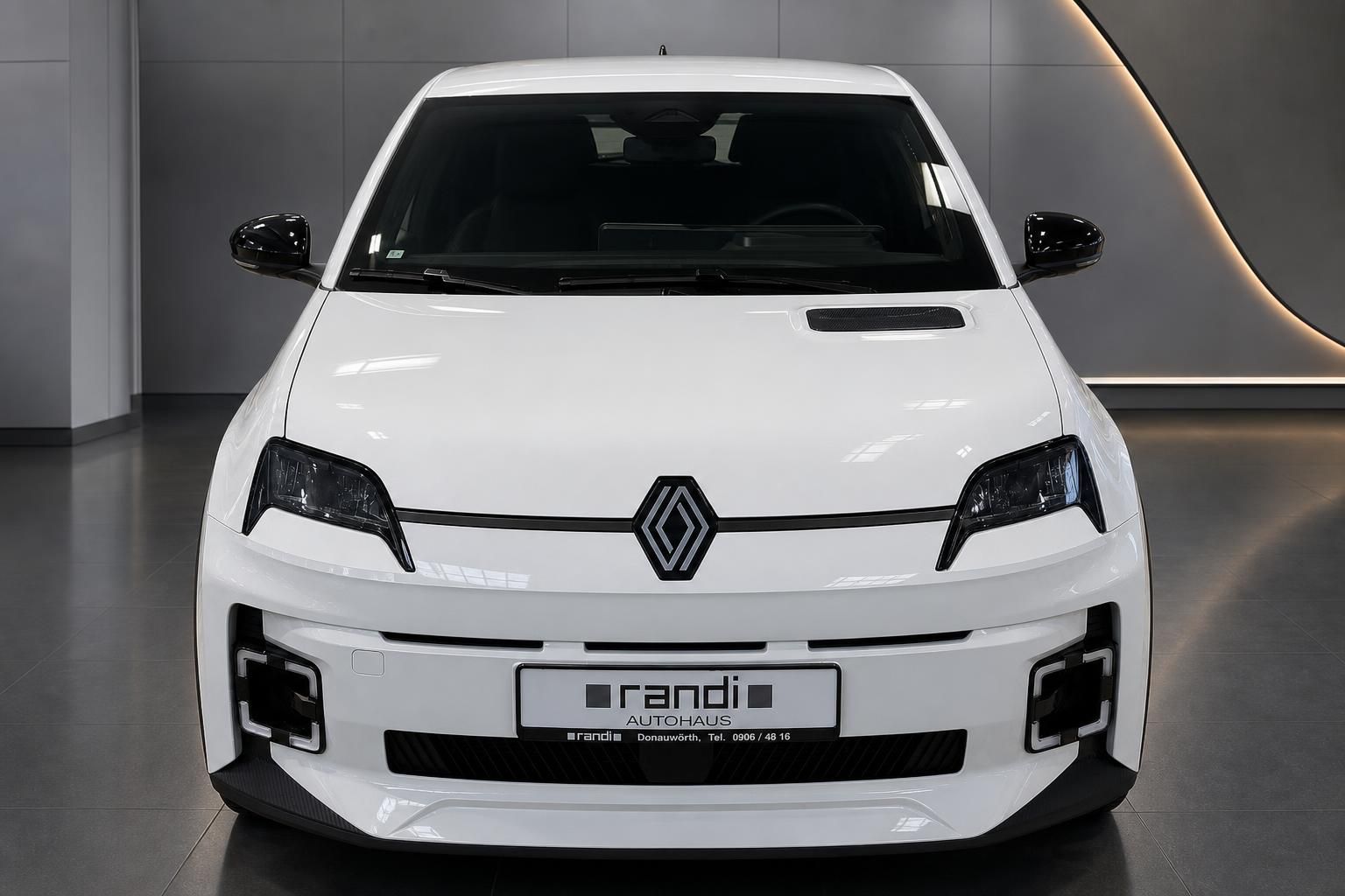 Renault 5 E-Tech Weiß, Frontalansicht im Autohaus Randi