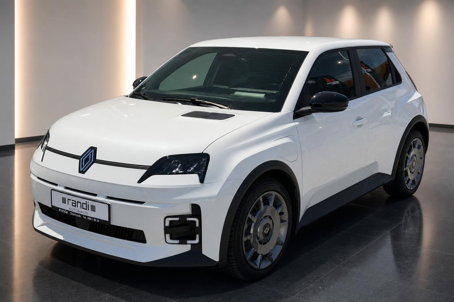 Renault 5 E-Tech in Weiß, Frontansicht im Autohaus Randi