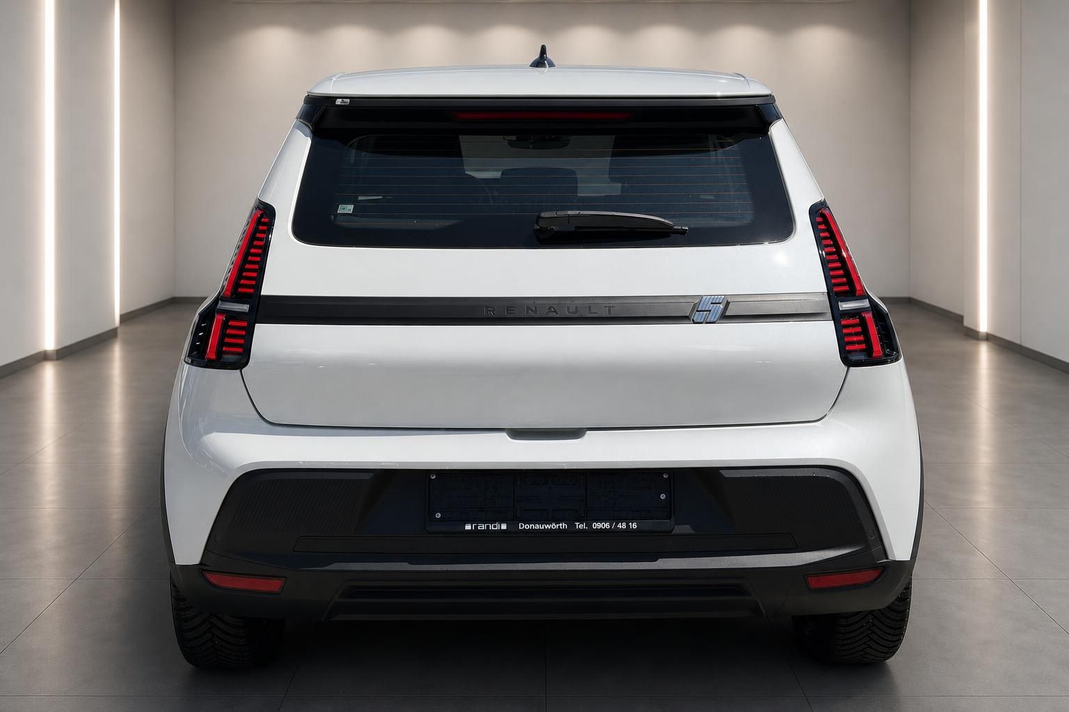 Renault 5 E-Tech in Weiss, Heckansicht mit LED-Ruecklichtern im Studio