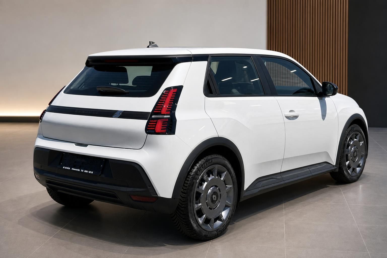 Renault 5 E-Tech weiss, Heck-Seitenansicht mit Leichtmetallfelgen