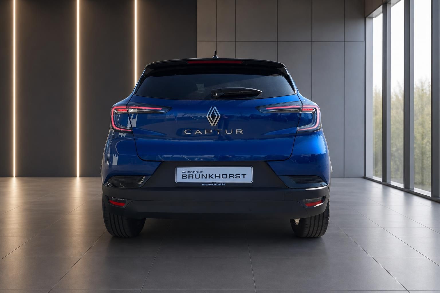 Renault Captur Heckansicht in blau - elegante Rücklichter und dynamisches SUV-Design von hinten