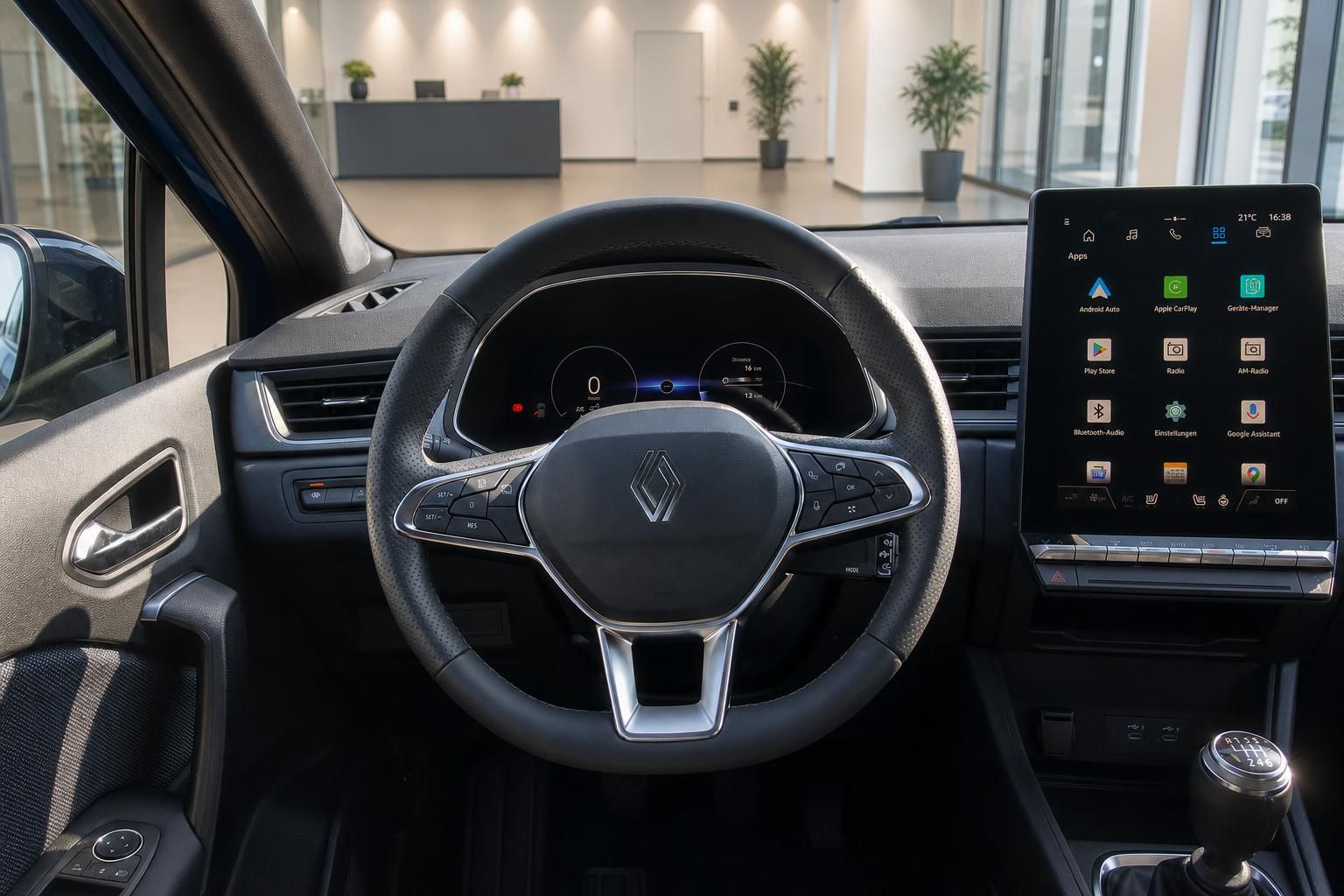 Renault Lenkrad und Armaturenbrett mit digitalem Display im modernen Fahrzeug-Cockpit