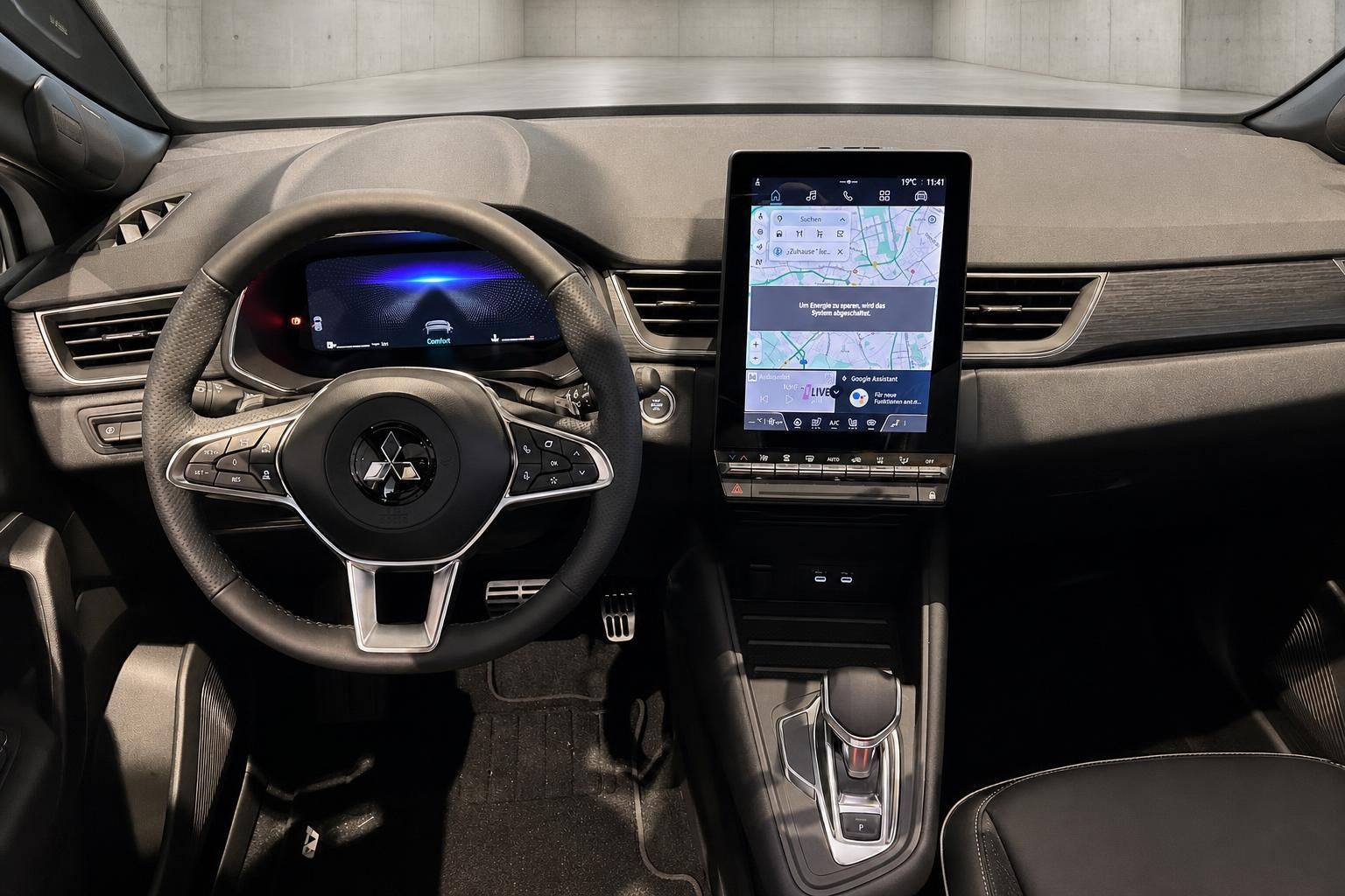 Cockpit mit Lenkrad und Touchscreen Navigation im Mitsubishi Innenraum