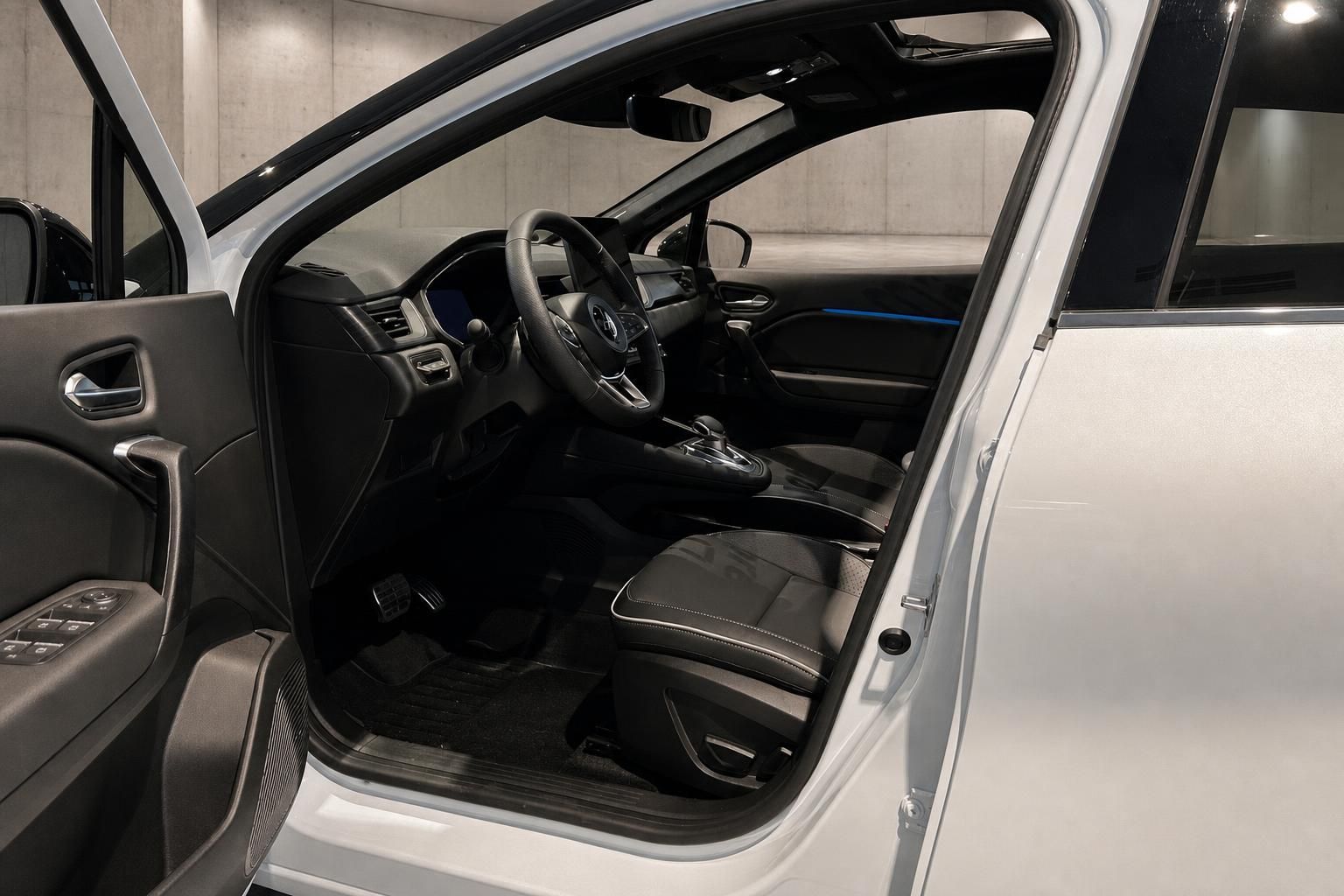 Fahrerraum mit Lenkrad und Cockpit bei geoeffneter Tuer, Mitsubishi Innenraum