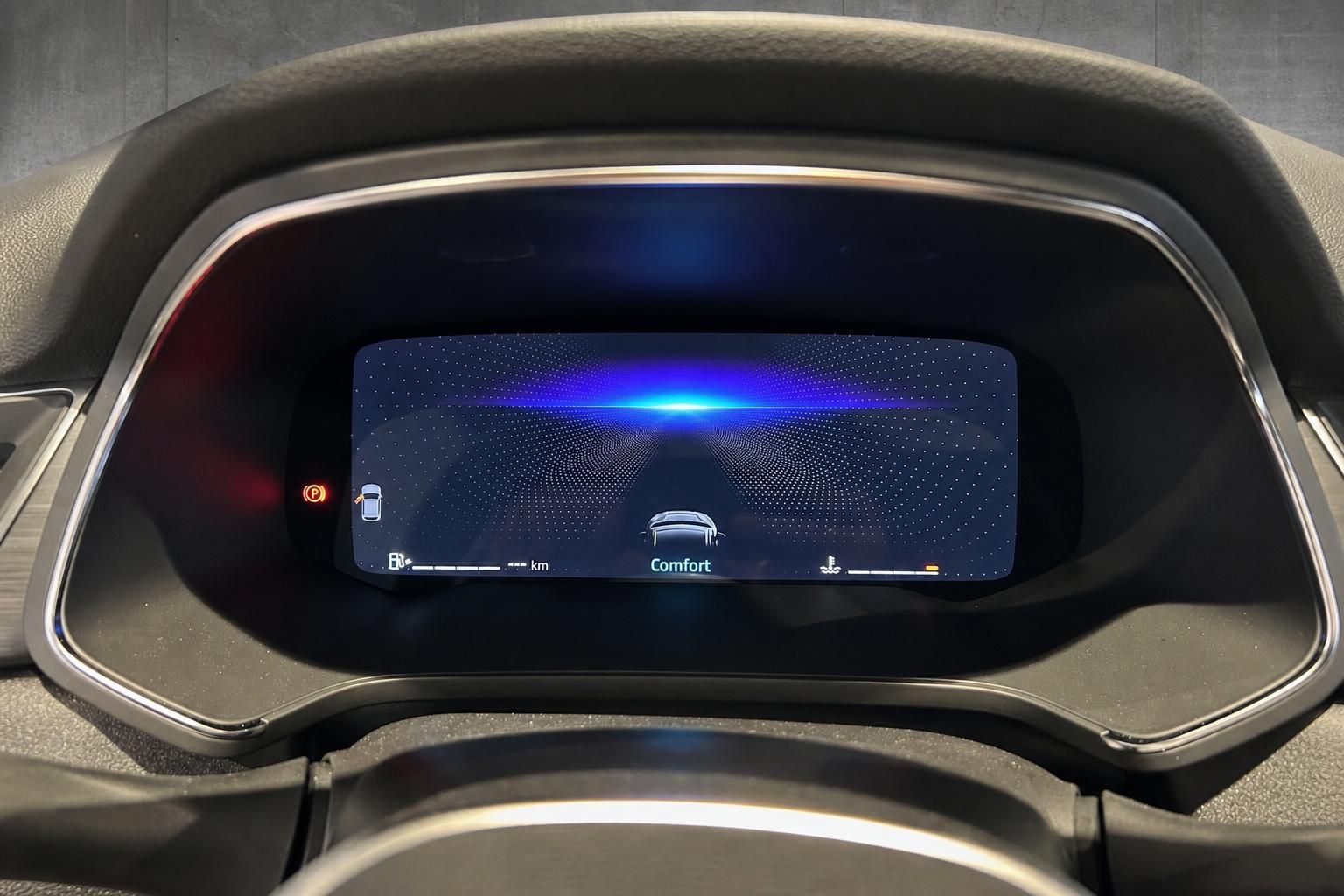 Digitales Kombiinstrument mit Comfort-Modus im Fahrzeug-Cockpit