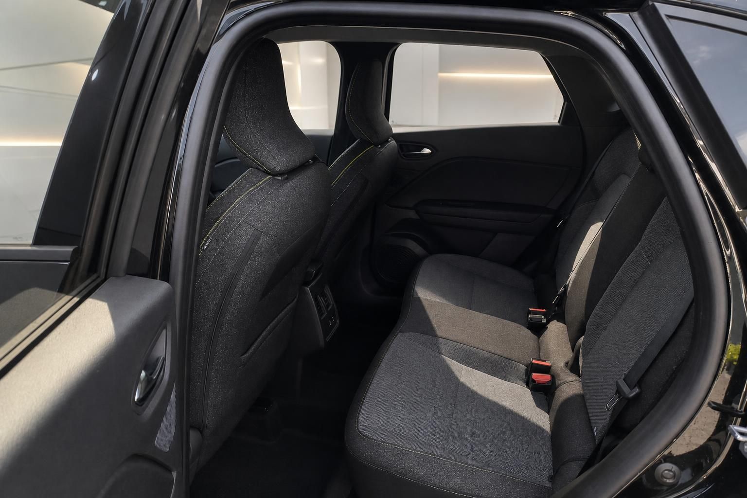 Renault Captur Rücksitzbank – Innenraum mit Stoffsitzen und Sicherheitsgurten