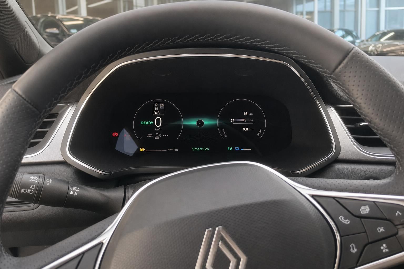 Renault digitales Kombiinstrument hinter Lenkrad – Smart Eco EV-Anzeige und Hybridantrieb-Status