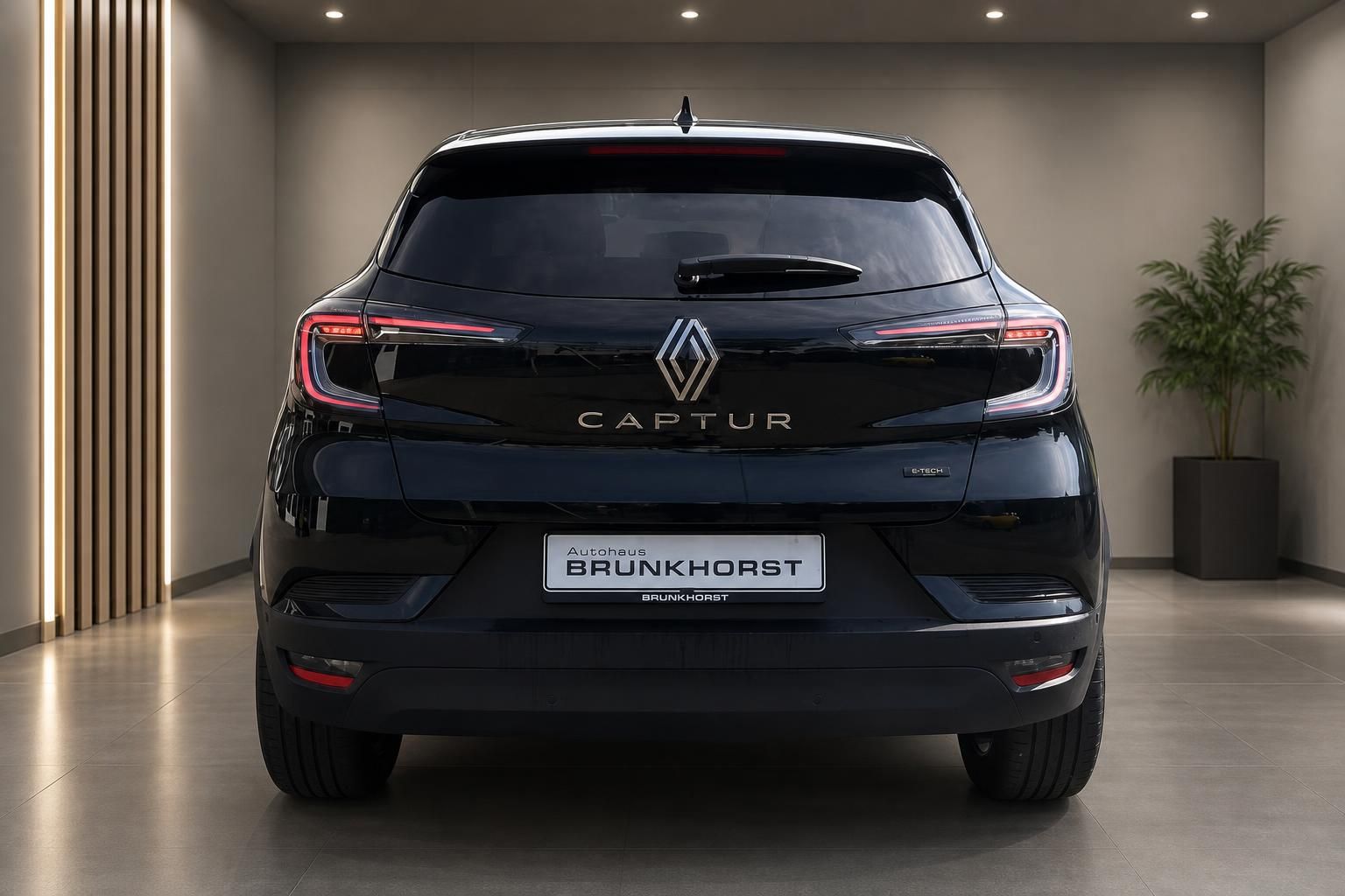 Renault Captur E-Tech schwarz Heckansicht – SUV mit LED-Rückleuchten im Showroom