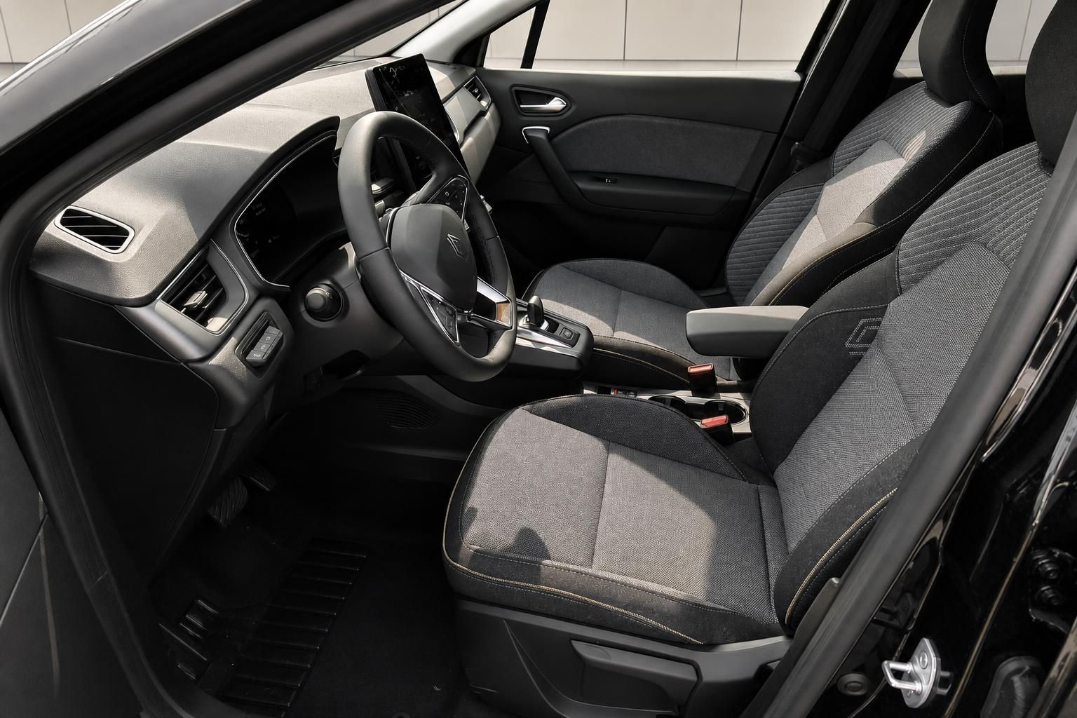 Renault Captur Innenraum Fahrerseite – Cockpit, Lenkrad, Sitze und Mittelkonsole
