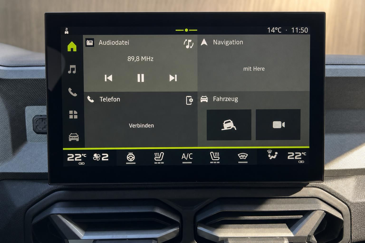 Fahrzeug Infotainment-System mit Touchscreen Display zeigt Navigation und Audiofunktionen