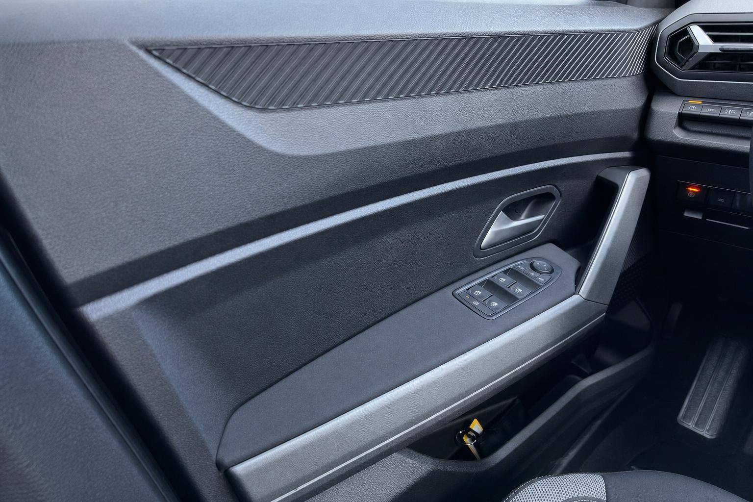 Fahrzeug Türverkleidung mit Fensterheber-Bedienung und Carbon-Optik Dekoreinlagen im Innenraum