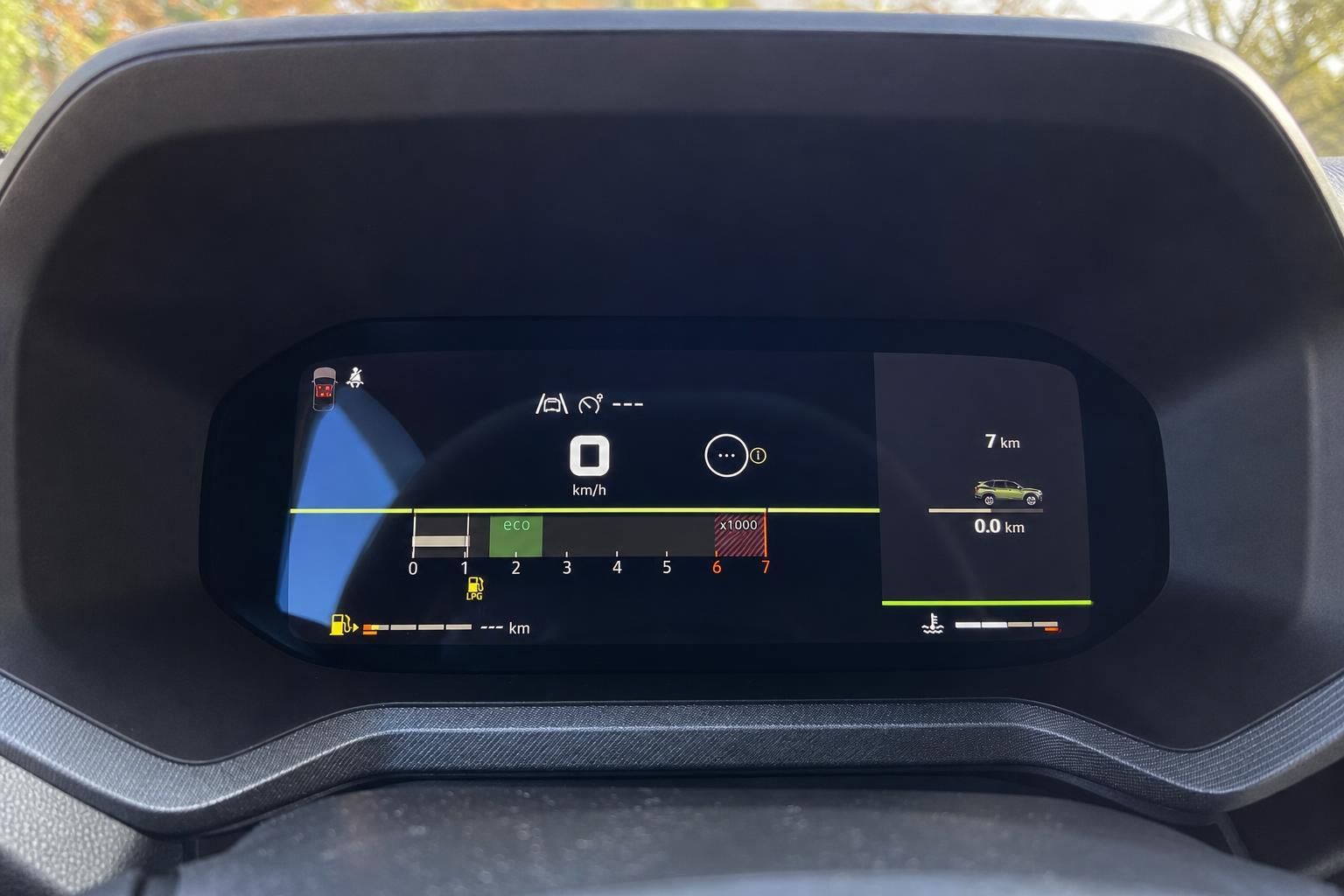 Digitales Cockpit-Display mit Eco-Modus und Fahrzeuginfos im Armaturenbrett