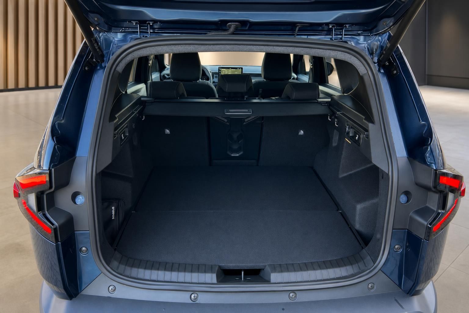Kofferraum eines blauen SUVs mit geöffneter Heckklappe und schwarzer Innenausstattung