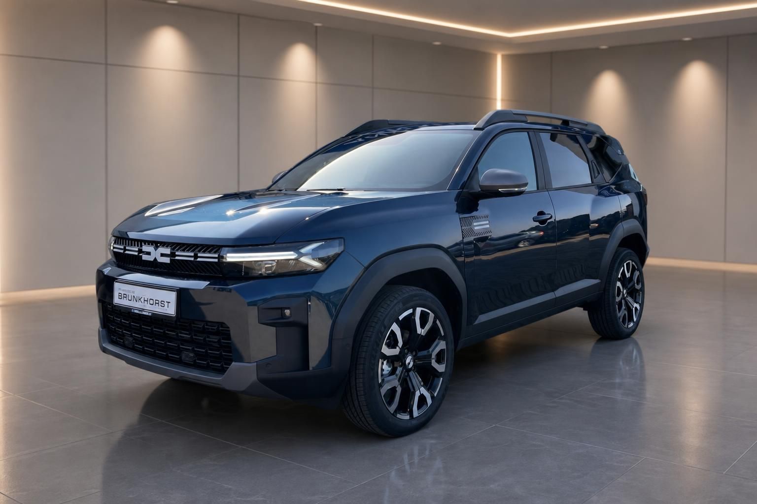 Dacia Bigster SUV in blau, Frontansicht im Autohaus Brunkhorst Showroom