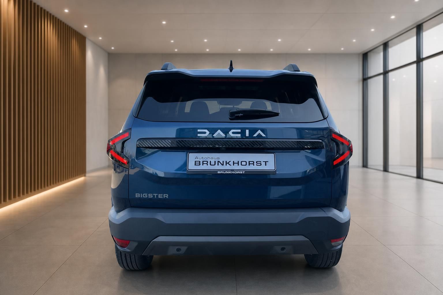 Dacia Bigster SUV in blau, Heckansicht im Autohaus Brunkhorst Showroom