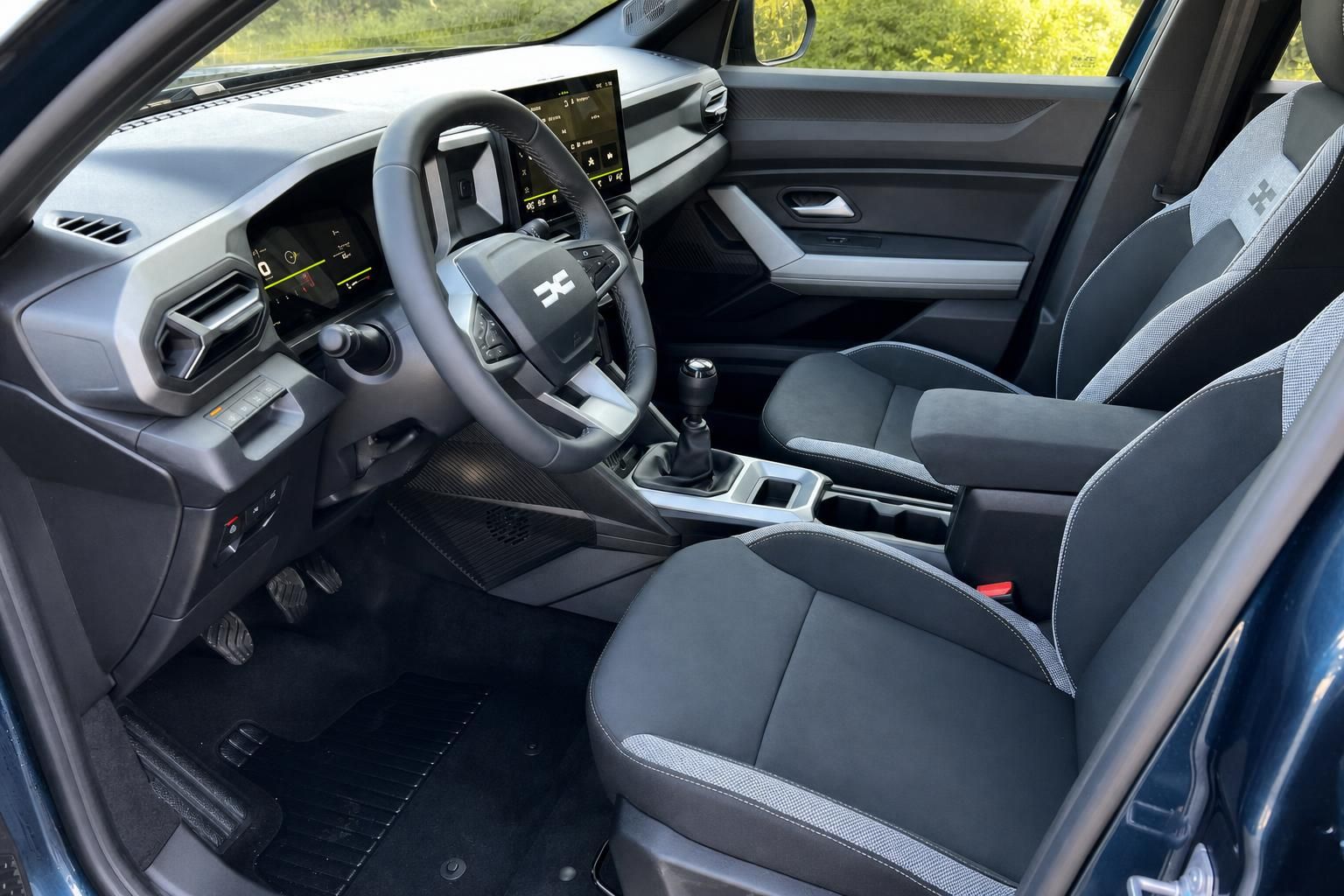 Dacia Bigster SUV Innenraum mit modernem Cockpit und Touchscreen-Display