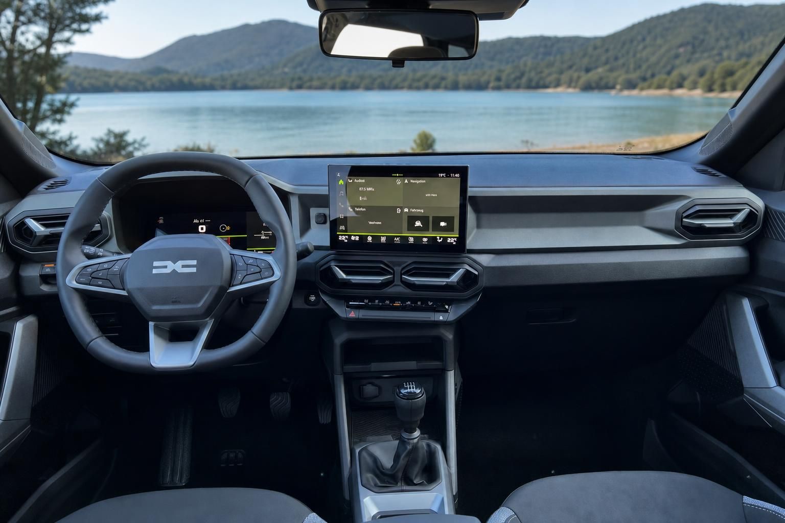 Dacia Bigster SUV Innenraum mit Armaturenbrett und Panoramablick auf See