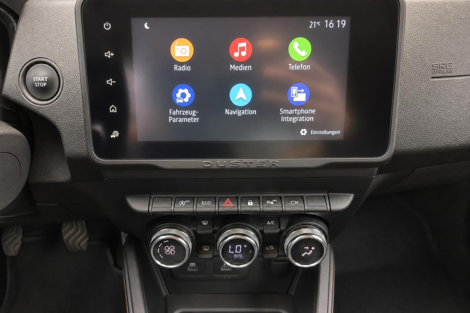 Dacia Duster Infotainment-Display mit Navigationssystem und Klimasteuerung im Armaturenbrett