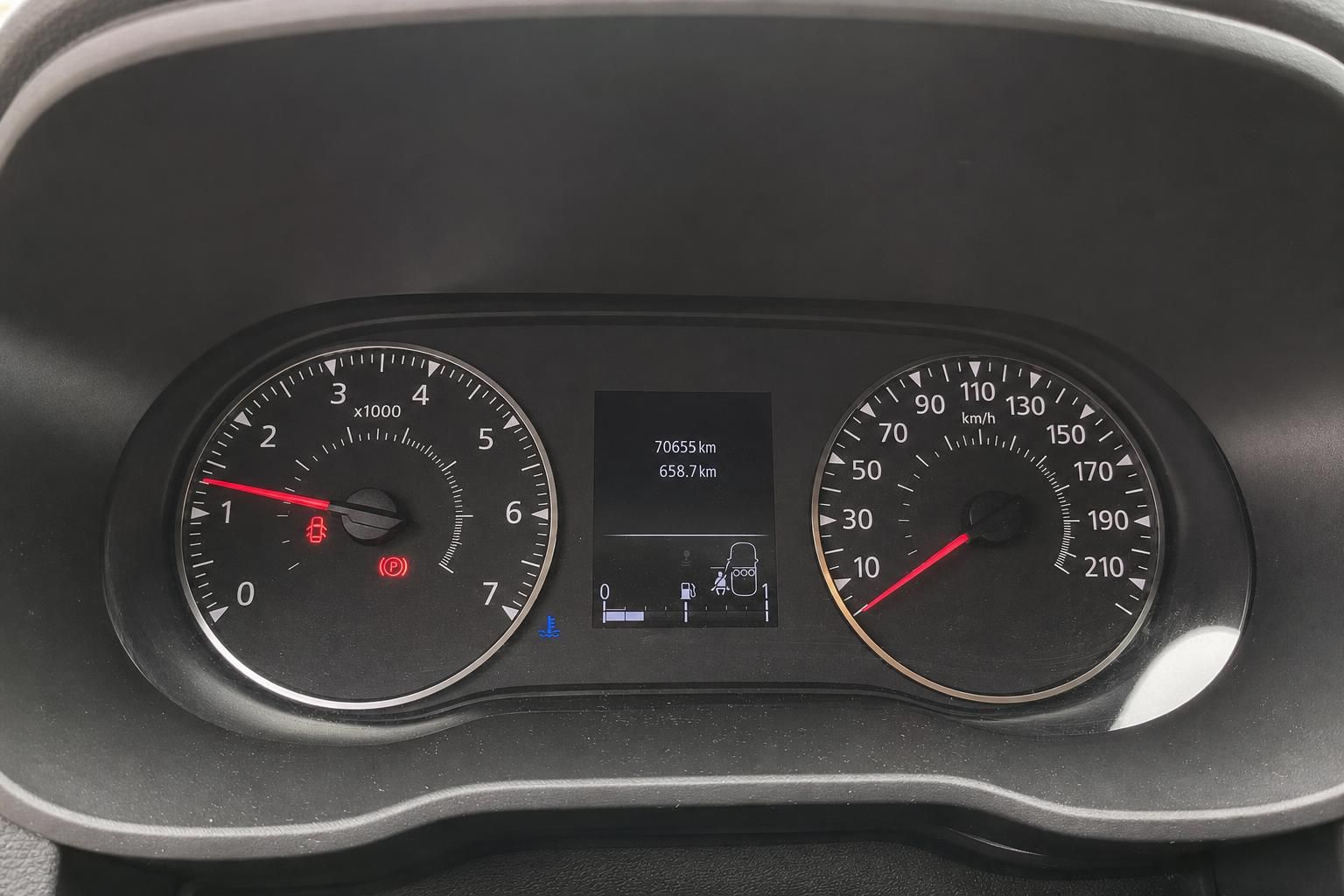 Armaturenbrett Tacho Kombiinstrument Auto mit Kilometerzähler 70655 km und Tankstandsanzeige