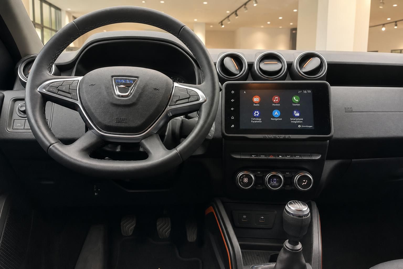 Dacia Duster Cockpit mit Touchscreen, Lenkrad und Klimaautomatik