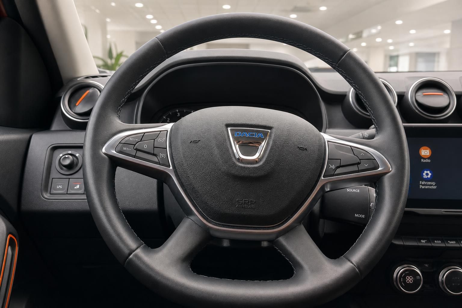 Dacia Lenkrad mit Multifunktionstasten und Touchscreen-Display im Fahrzeug-Cockpit