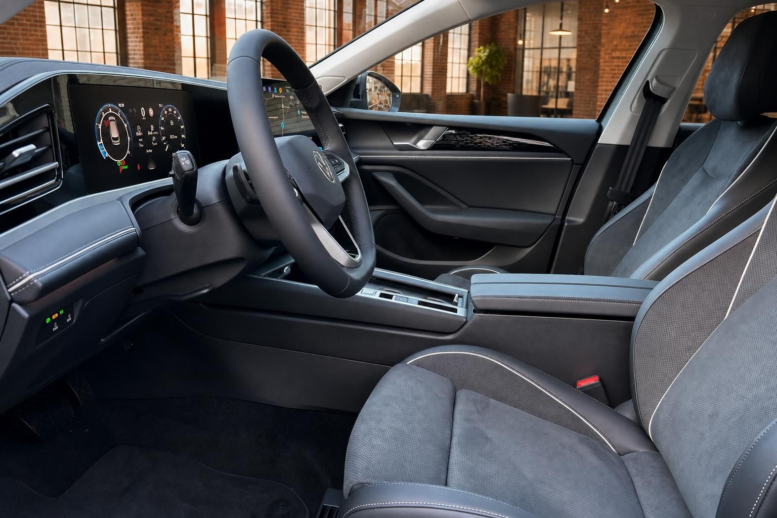 VW Passat Innenraum mit Sportsitzen und digitalem Cockpit