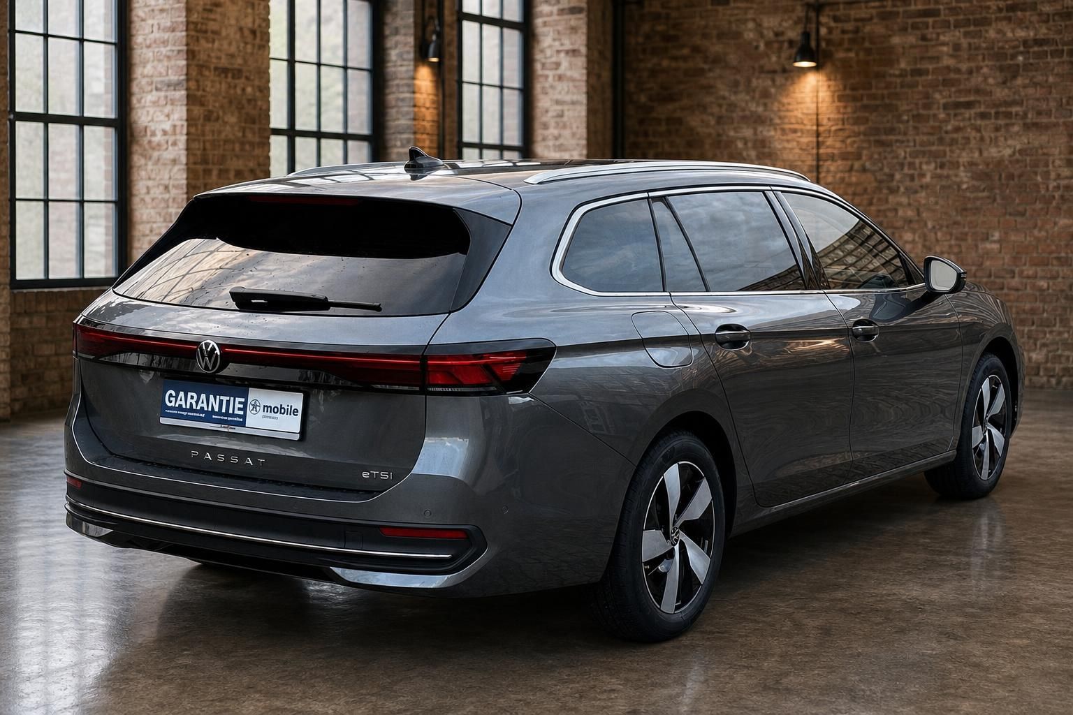 VW Passat Variant eTSI Heckansicht seitlich grau