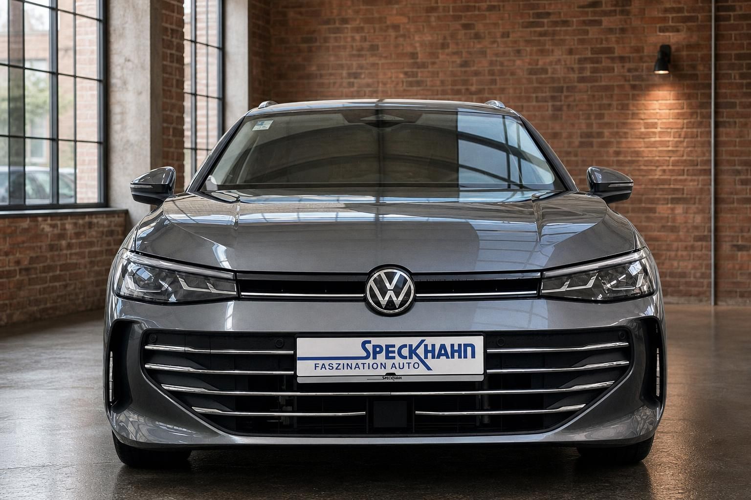 VW Limousine Frontansicht grau in Ausstellungshalle