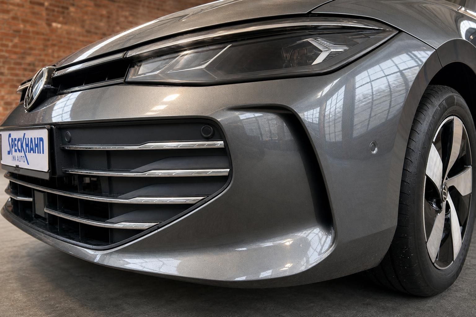 VW Frontstoßstange mit Kühlergrill und Scheinwerfer Detail