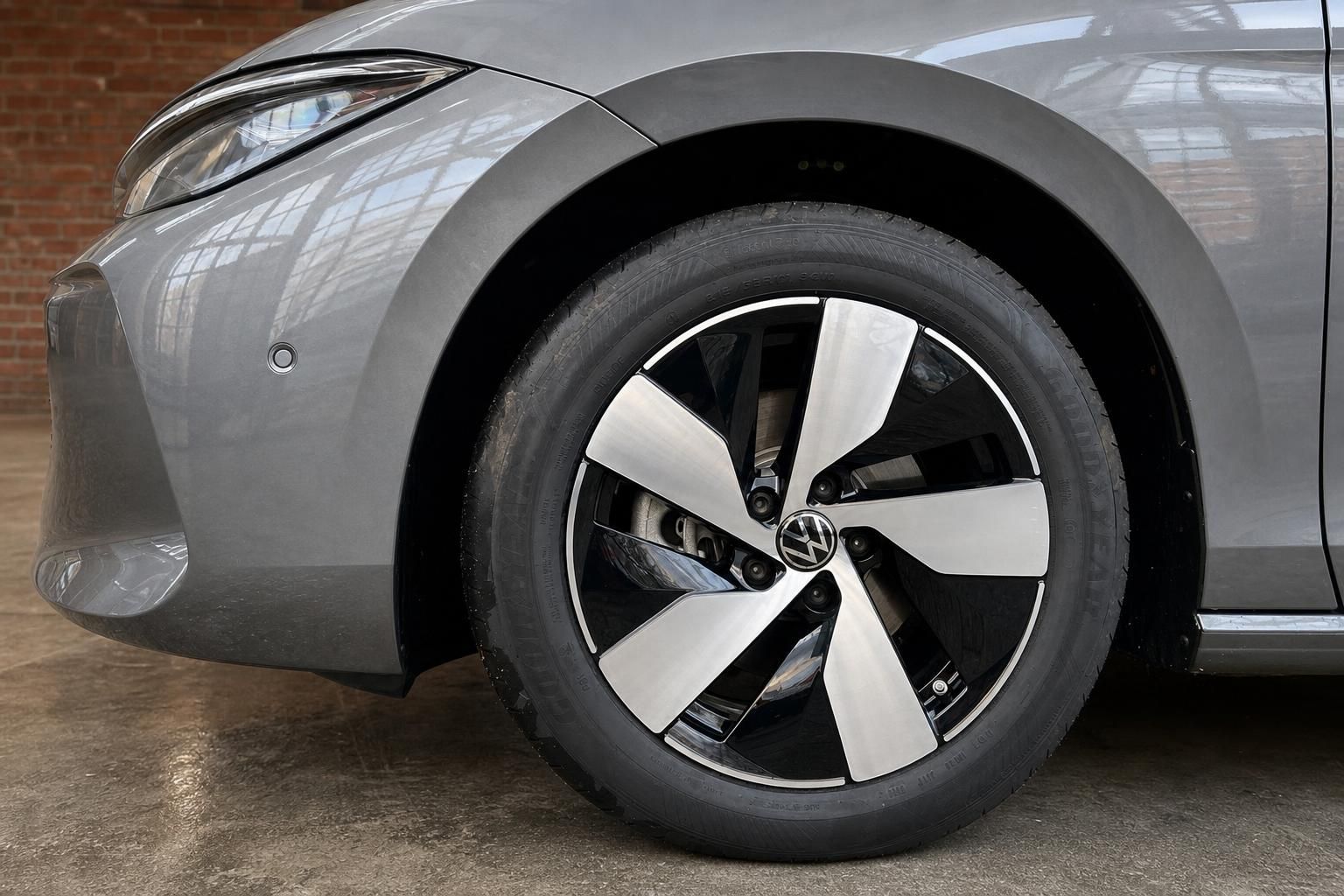 VW Detailansicht Leichtmetallfelge und Reifen in Grau