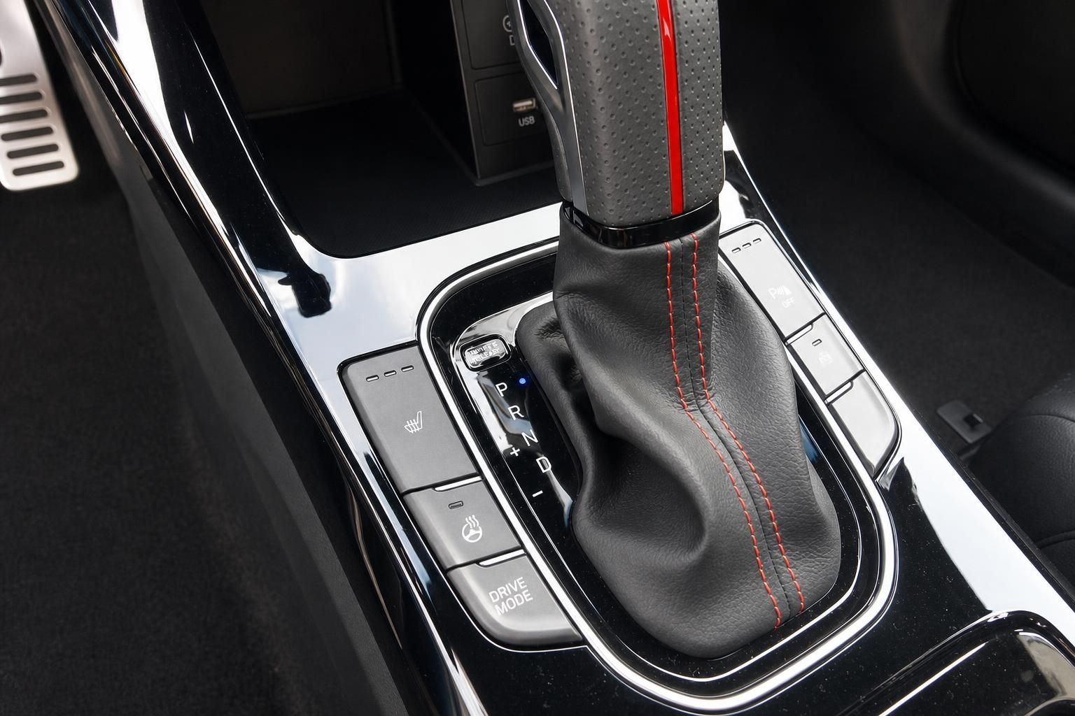 Automatikgetriebe mit roter Ziernähten - Detailaufnahme Schaltknauf