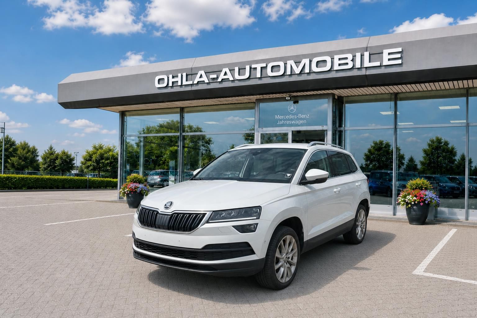 Weißer Skoda Karoq SUV Frontansicht vor Mercedes-Benz Autohaus