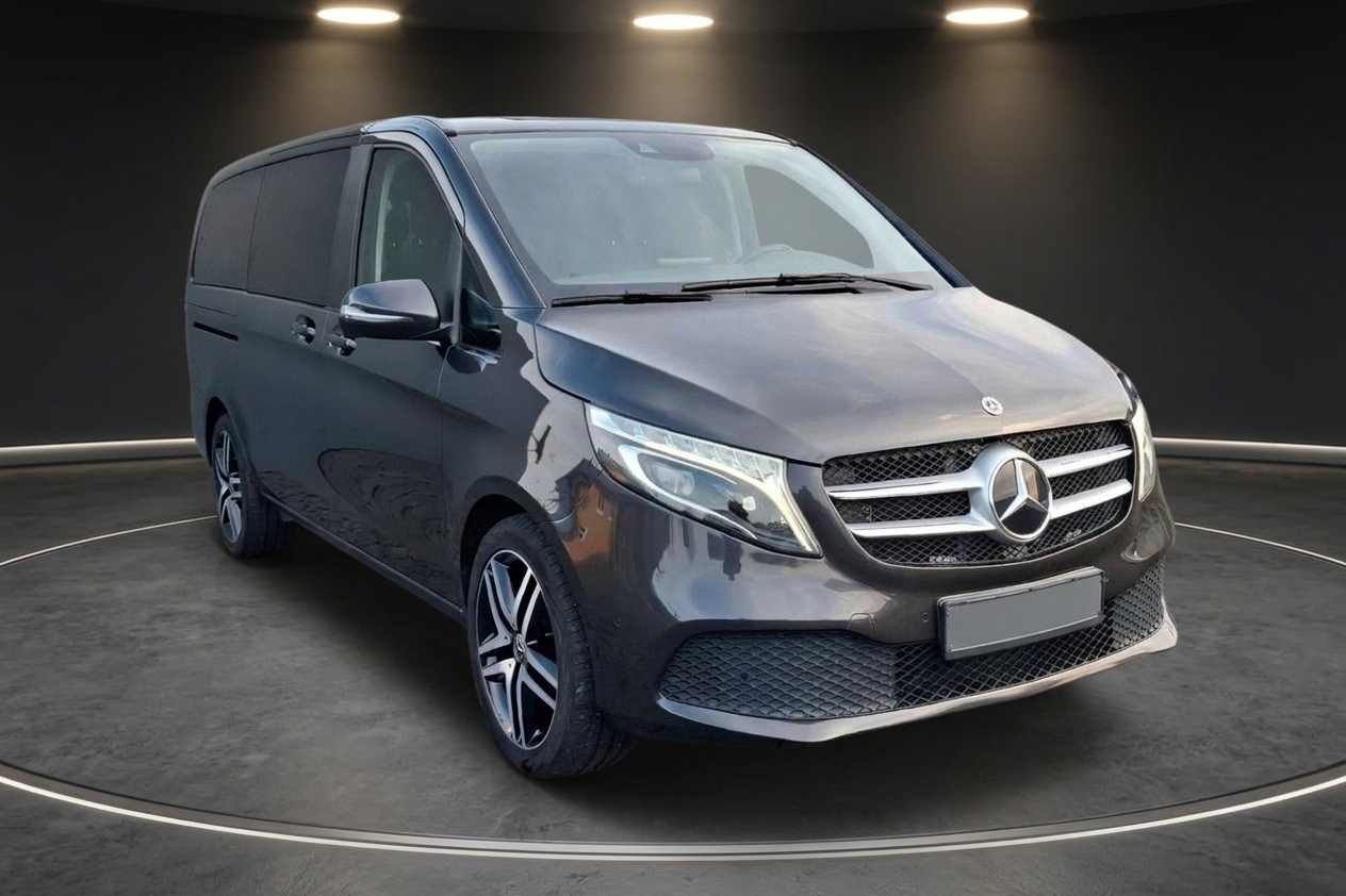 Mercedes-Benz V-Klasse in Dunkelgrau – Luxus-Van Frontansicht im Showroom